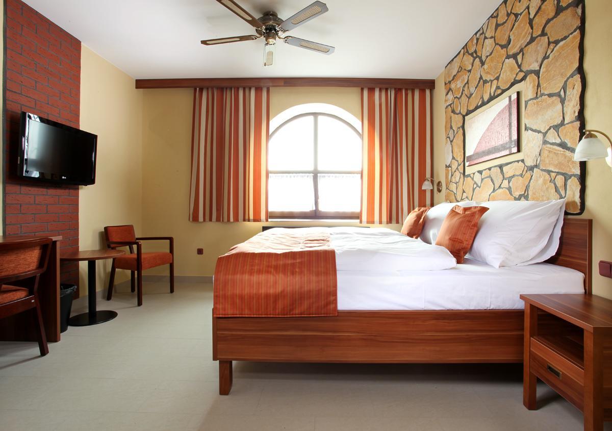 Hotel Vinopa Hustopece Bagian luar foto