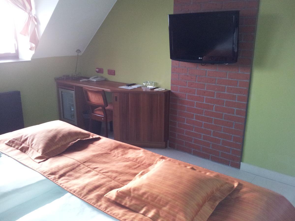 Hotel Vinopa Hustopece Bagian luar foto