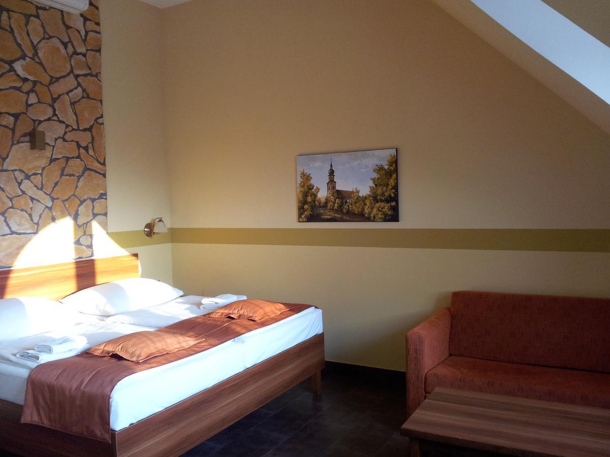 Hotel Vinopa Hustopece Bagian luar foto