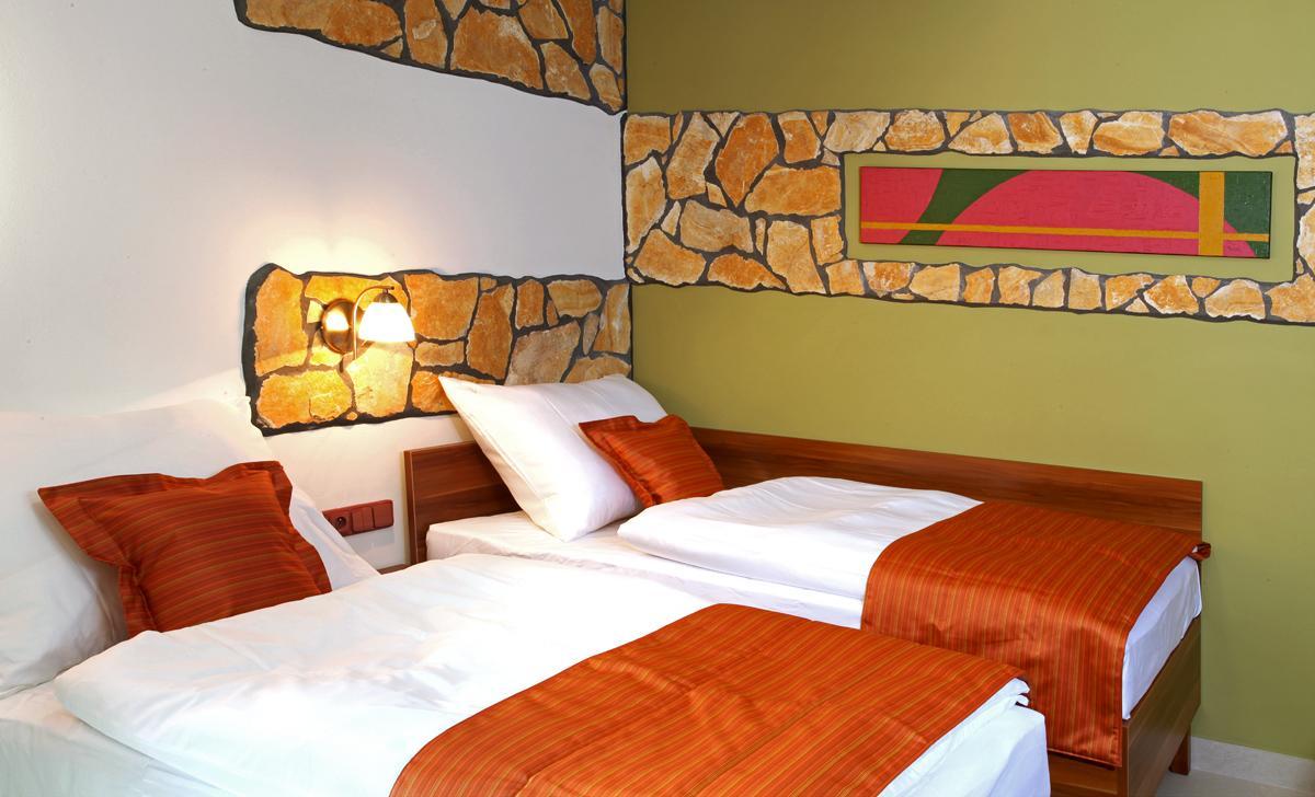 Hotel Vinopa Hustopece Bagian luar foto
